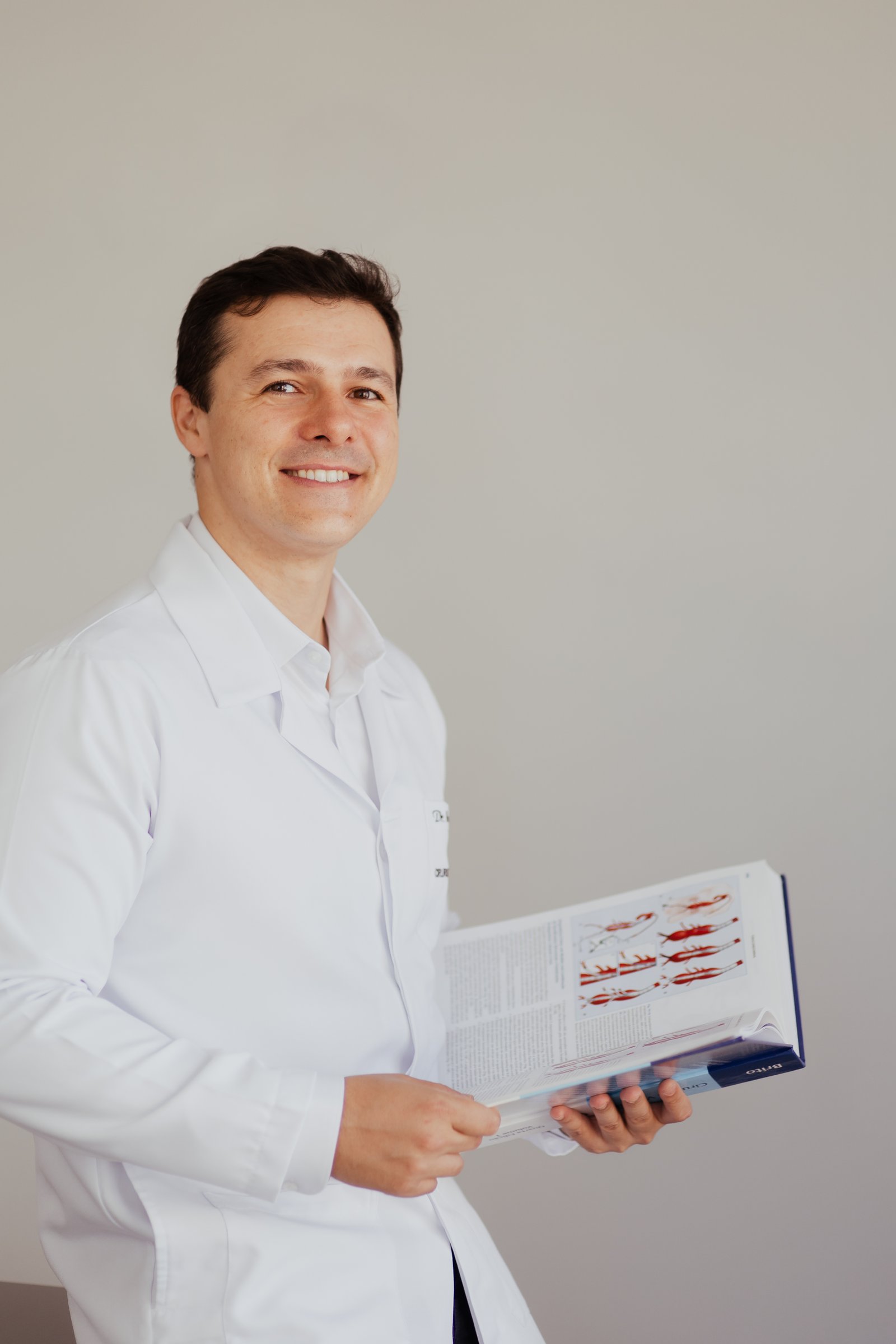 Dr. Bruno Coelho em prática médica